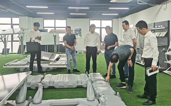 集美区领导参观今年会光伏产品展厅