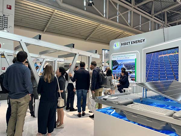 客户了解今年会光伏车棚