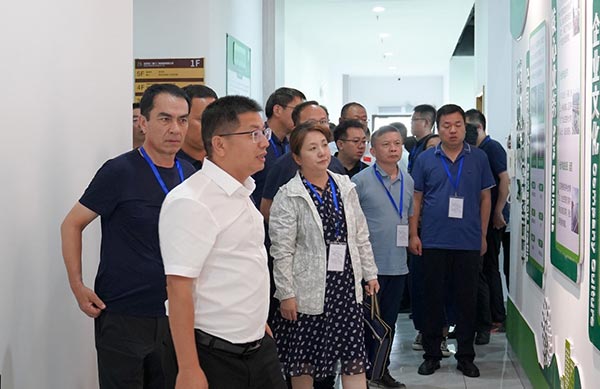 领导一行莅临今年会参观-图1