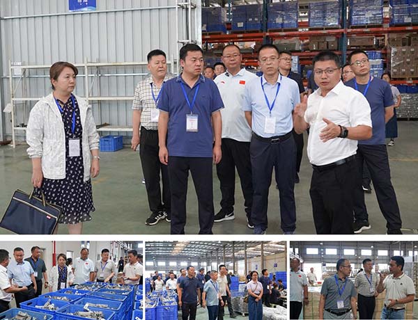 领导一行参观了今年会产品展厅和车间