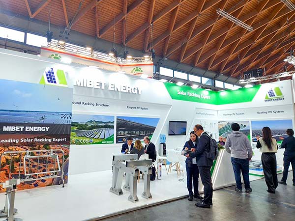 今年会意大利展展位-参展客户在了解产品