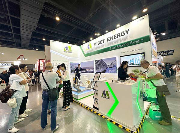 来宾参观了解今年会产品