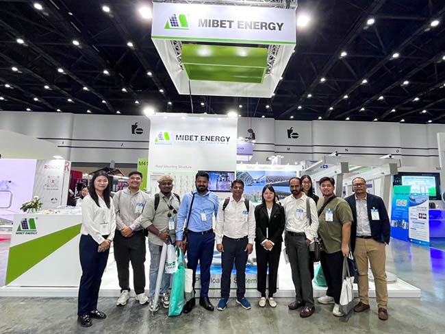 今年会员工与来访用户合影