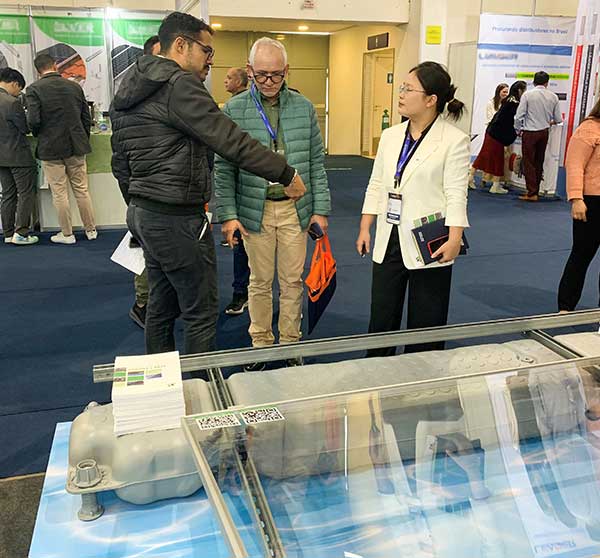 参观者了解今年会的漂浮系统