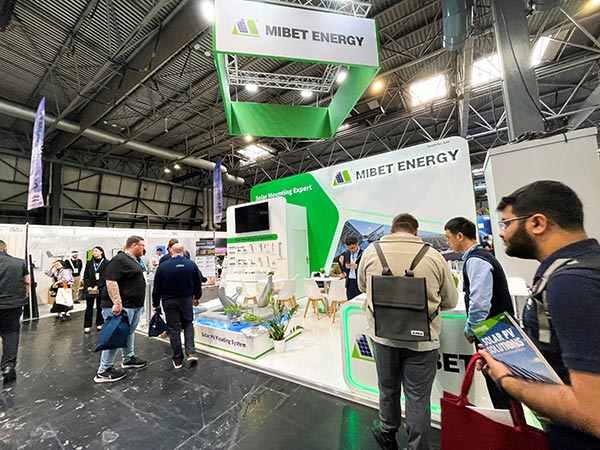 参观者了解今年会产品