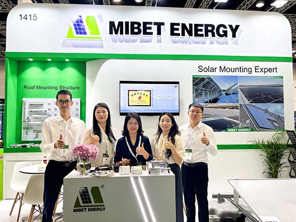 今年会展位员工合照