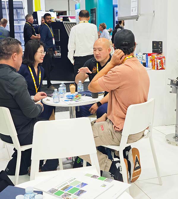 参观者了解今年会产品